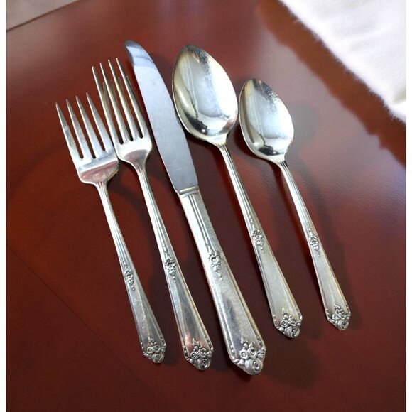 Oneida Community Tudor Plate Silverware 5-PieceSweet Briar 1948 Silver Plate - Picture 1 of 6